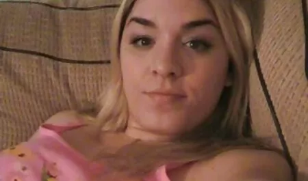 Szőke csaj játszik punci amatőr ingyenpornofilm videó.