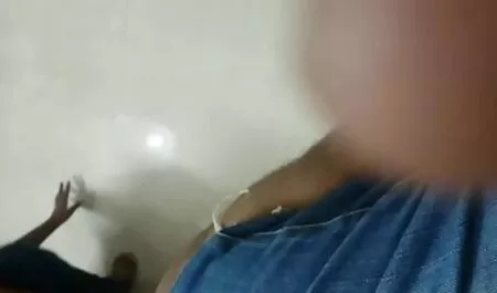 A jó szőke szar, leszbi videa lovagol egy hatalmas kakas.