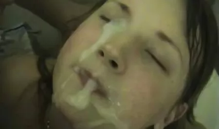 Csábító lány mutogatja az anális készségek online pornó filmek