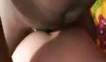 Gyönyörű szőke megpróbálja megjavítani az autót, szinkronos porno filmek de ehelyett rábaszik