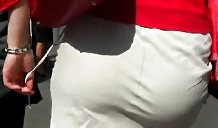 Az aranyos cam modell egy nagy piros dildóval tetszik a teljes pornofilm puncijának.