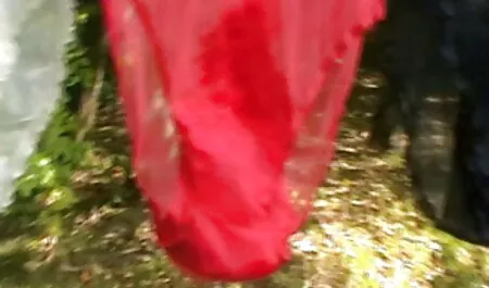 Hatalmas kakas próbál illeszkedni egy magyarul beszélő pornó film kis punci