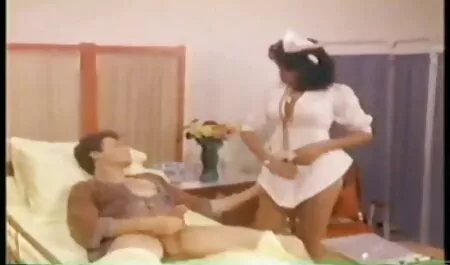 A lány játszik teljes porno punci