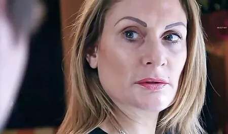 Az aranyos barna mutatja a magyarul beszélő pornó filmek dolgokat járás közben