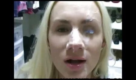 A pornó filmek online természetes busty segít jönni!