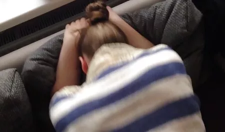 Sovány, szőke pornó filmek magyarul dörzsöli, baszik magát ujjaival az ágyon