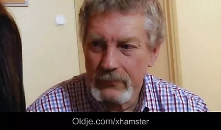 Dögös fehér harisnya, ha pornó film online elfenekelik a konyhában