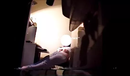 A magyarul beszélő porno film vörös dörzsöli a punciját.