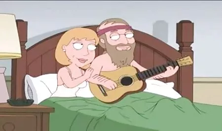 Gyönyörű izom Victor teljes porno láncolva, tollas csiklandozta