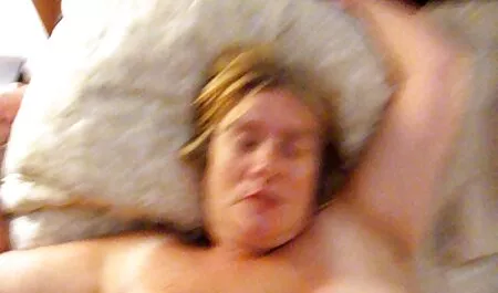 Néha találkozom magyarul beszélő pornó filmek ezzel a párral egy helyi nudista strandon.