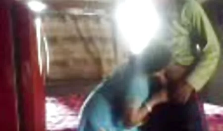Aranyos barna baszik rá ujjait a lyuk a fürdőkádban magyarpornofilm