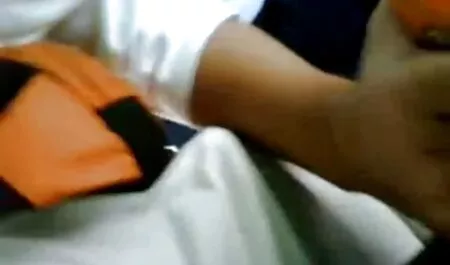 Próbáltam leszbi videa ruhát, és megtisztítottam a köldököt.