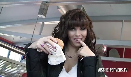 Az éhes fickó gondoskodik online pornó videók a barátja dudoráról.