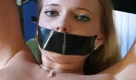 Egy Ázsiai szobalány egyenruhában lovagol pornó filmek online egy kakas után egy szopást.