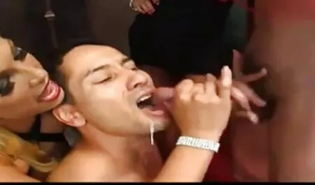 Busty szőke mutatja meztelen tornaterem. teljes pornofilm