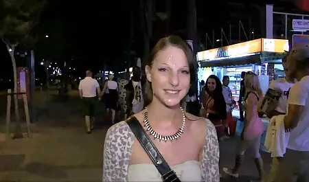 Egy piszkos beszélő Milf, nagy mellekkel teljes pornofilm a kamera előtt.